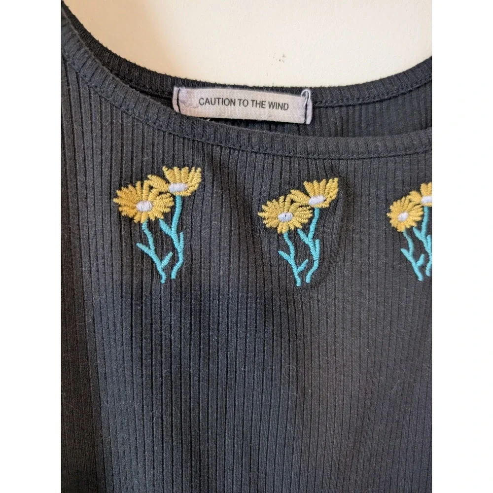 Womens Black Cropped Tank Top Embroidered Sunflower Small 90s Grunge Western - Picture 2 of 6